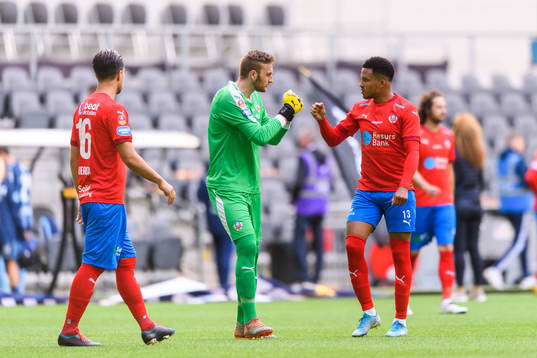 Helsingborgs målvakt Alexander Nilsson och Martin Olsson