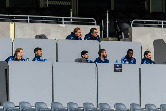 Djurgårdens Jesper Nyholm mfl på bänken/läkaren