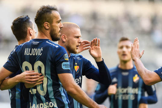 Djurgårdens Kalle Holmberg jublar med lagkamrater