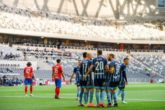 Djurgårdens spelar jublar med Kalle Holmberg