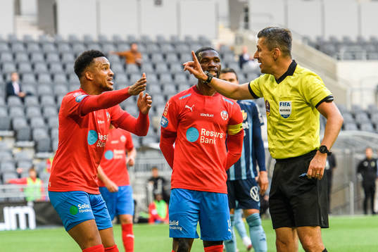 Helsingborgs Martin Olsson och Alhaji Gero i samtal med