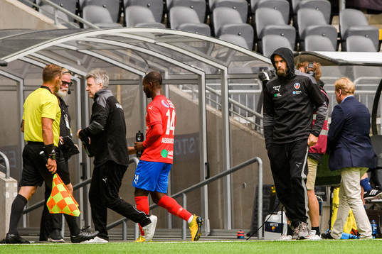 Helsingborgs Mohammed Abubakari lämnar planen
