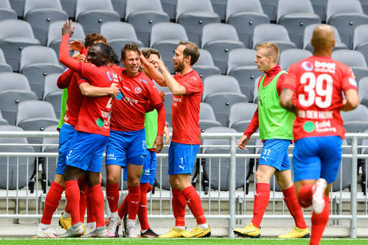 Helsingborgs spelare jublar med Armin Gigovic
