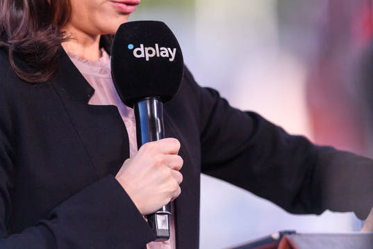 En mic med Dplay’s logotyp