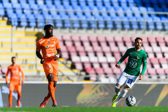 AFC Eskilstunas Tim Hartzell och Jönköpings Dzenis Kozica