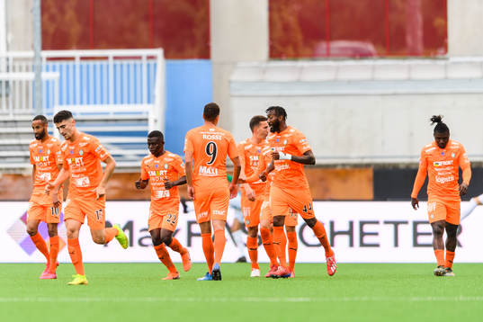 AFC Eskilstunas Samuel Nnamani jublar med lagkamrater