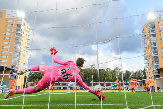 AFC Eskilstunas målvakt Wille Jakobsson räddar en straff