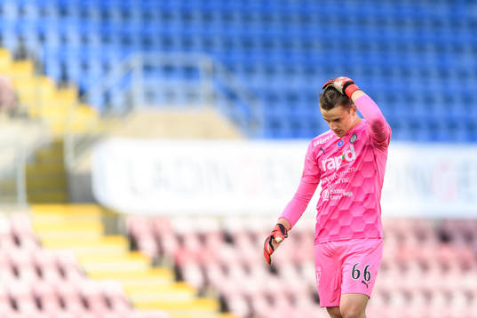 AFC Eskilstunas målvakt Wille Jakobsson deppar