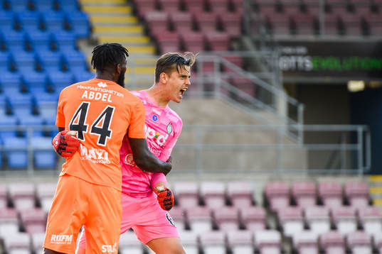 AFC Eskilstunas målvakt Wille Jakobsson jublar