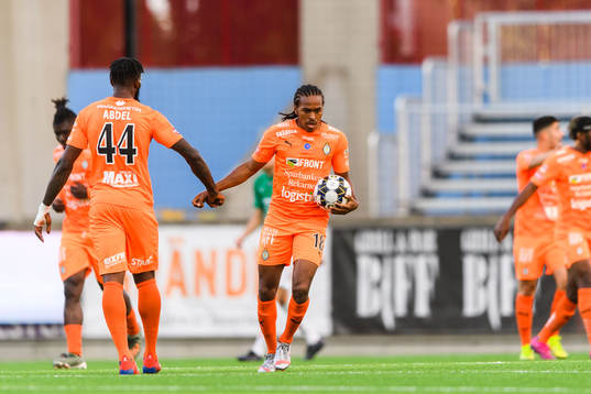 AFC Eskilstunas Francis Jno-Baptiste jublar