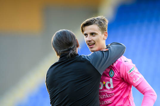 AFC Eskilstunas målvakt Wille Jakobsson jublar med