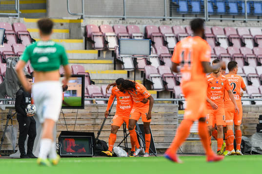 AFC Eskilstunas Govand Haidar jublar med lagkamrater