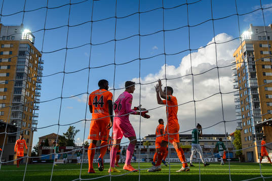 AFC Eskilstunas målvakt Wille Jakobsson jublar med