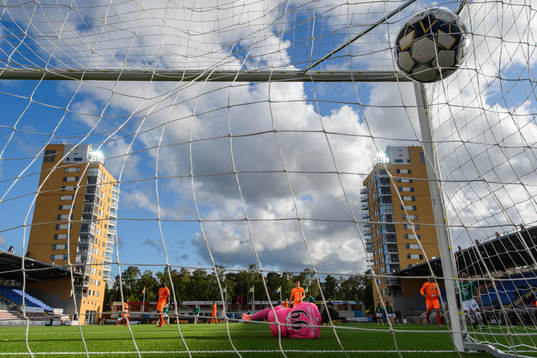 AFC Eskilstunas målvakt Wille Jakobsson släpper in 0-1 av