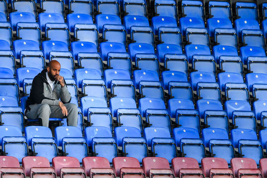 AFC Eskilstunas målvakt Joshua Wicks på läktaren