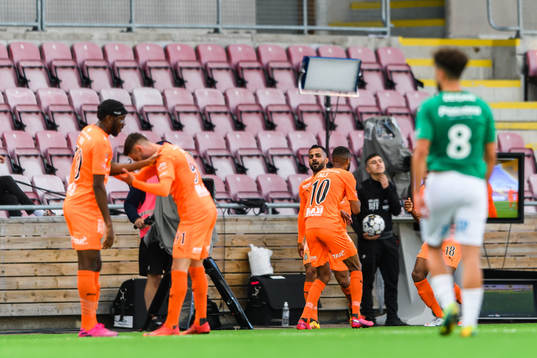 AFC Eskilstunas Govand Haidar jublar med lagkamrater