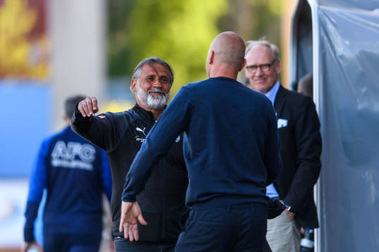 AFC Eskilstunas tränare Özcan Melkemichel hälsar på