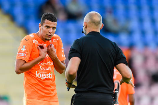 AFC Eskilstunas Karim Rossi i samtal med domare Robert