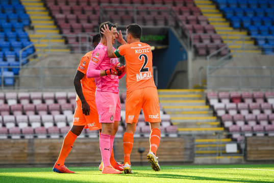 AFC Eskilstunas målvakt Wille Jakobsson jublar