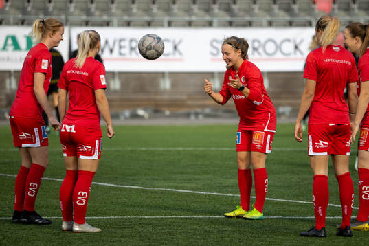 Örebros Heidi Kollanen värmer upp innan fotbollsmatchen i