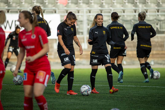 Umeås Sarah Mellouk och Johanna Nyman innan