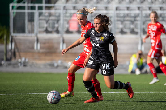 Örebros Nellie Lilja jagar Umeås Sarah Mellouk