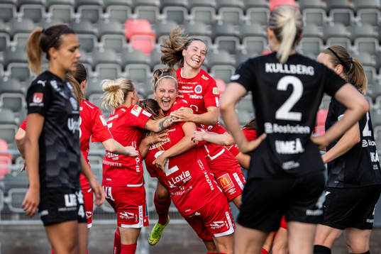 Örebros Karin Lundin jublar med lagkamrater