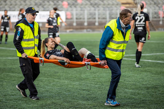 Umeås Johanna Nyman bärs av planen skadad