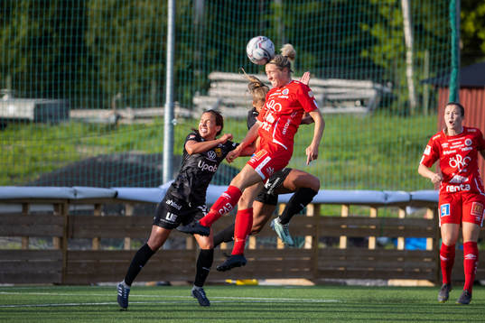 Örebros Freja Olofsson nickar bollen