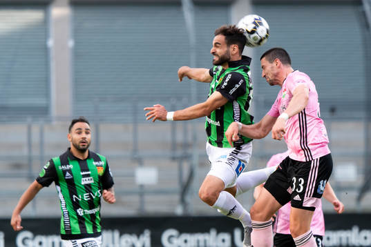GAIS Mervan Celik i nickduell med Dalkurds Irfan Jasarevic