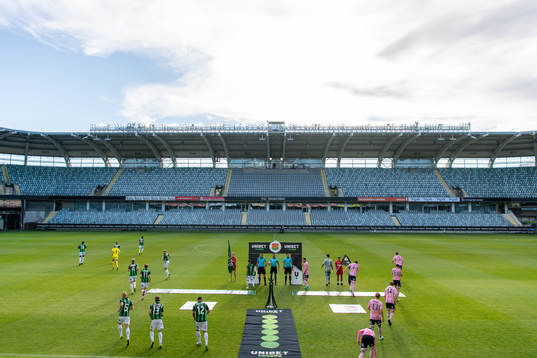 Lagen går in på Gamla Ullevi innan fotbollsmatchen i