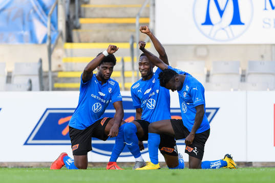 Halmstads Thomas Boakye (h) jublar med Joseph Baffo (v) och