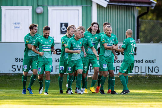 Ljungskiles Johan Brannefalk jublar med lagkamrater