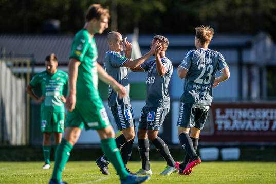 Brages Anton Lundin jublar med lagkamrater