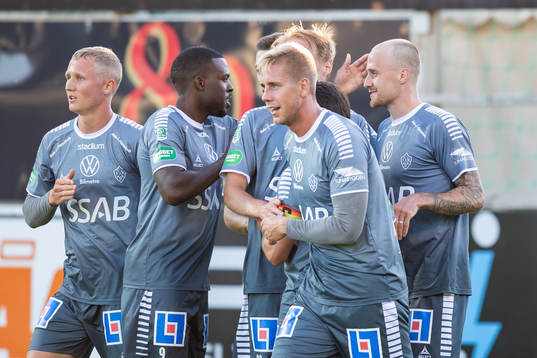 Brages Anton Lundin jublar med lagkamrater