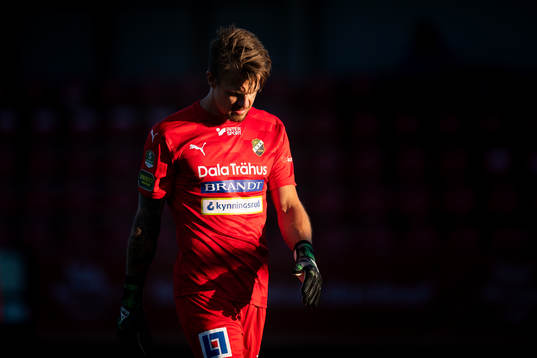 Ljungskiles målvakt Erik Dahlin deppar