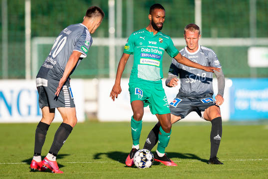 Ljungskiles Mirad Garza mellan Brages Leonard Pllana och