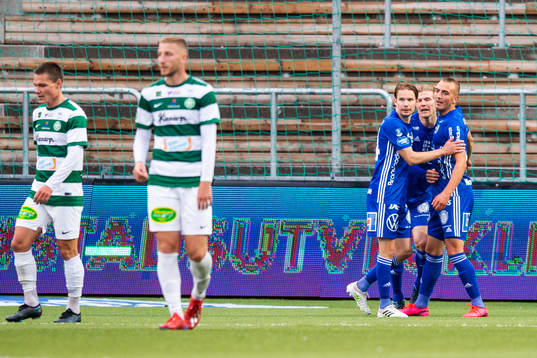 Sundsvalls Oliver Berg jublar med lagkamrater