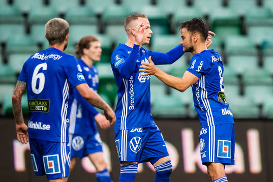 Sundsvalls Pontus Silfwer (h) jublar med lagkamrater