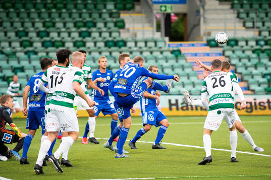 Sundsvalls Niklas Dahlström rensar bort en hörna