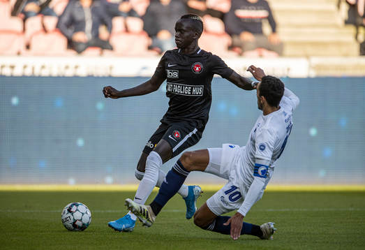 [DK=20200709: Carlos Zeca (10), FC København, tackler Awer