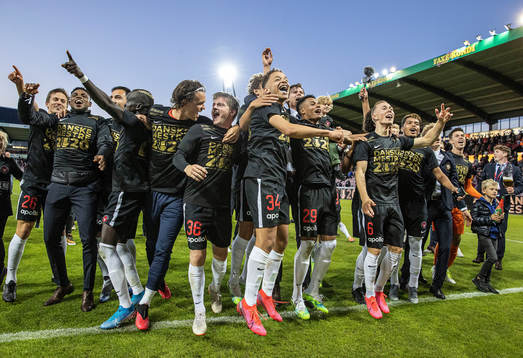 [DK=20200709: Spillerne fra FC Midtjylland fejrer det