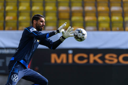 IFK Göteborgs målvakt Ioannis Anestis värmer upp