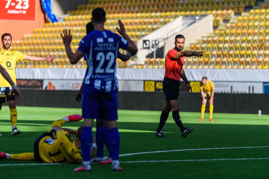 Domare Mohammed Al-Hakim pekar på straffpunkten