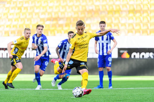 Elfsborgs Jesper Karlsson skjuter en straff