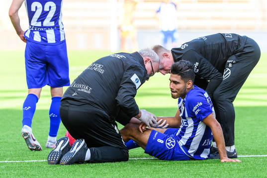 IFK Göteborgs Hosam Aiesh har ont och får vård