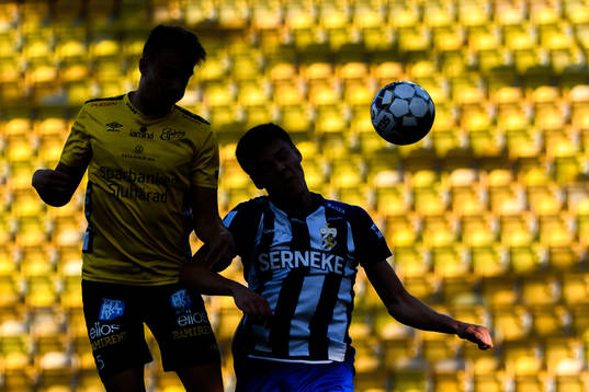 Elfsborgs Leo Väisänen och IFK Göteborgs Emil Holm i