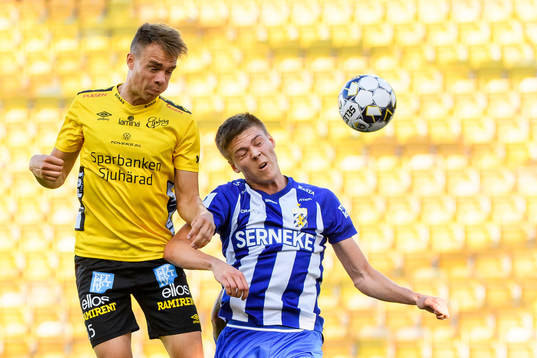 Elfsborgs Leo Väisänen och IFK Göteborgs Emil Holm i