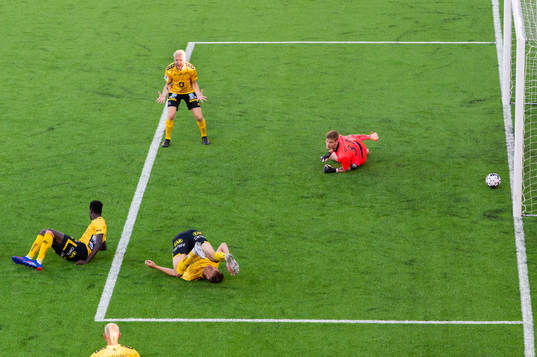 Elfsborgs Johan Larsson och målvakt Tim Rönning deppar