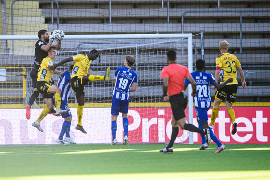 IFK Göteborgs målvakt Ioannis Anestis tar ner bollen